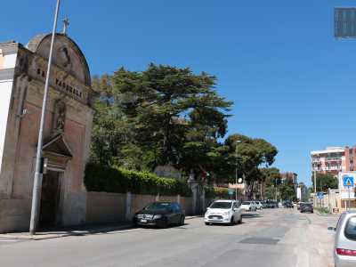 La villa sorge accanto alla chiesa rurale di San Pasquale